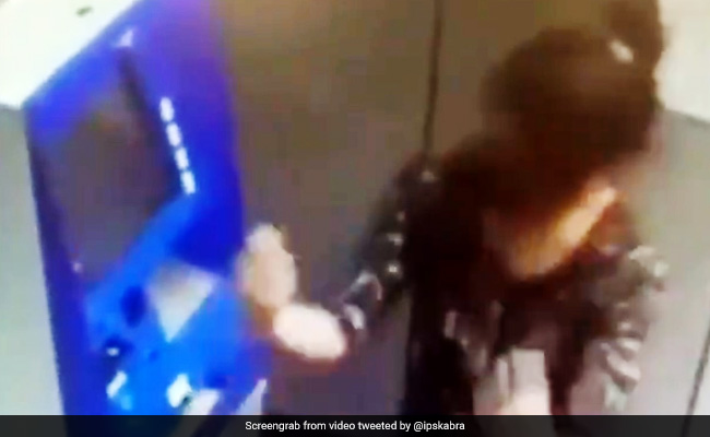 ATM मशीन के सामने लड़की ने किया धमाकेदार डांस, IPS बोला- 'पैसा निकालने का मजेदार तरीका' - देखें Video