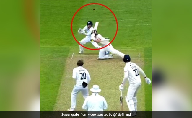 बल्लेबाज के साथ 'हेलीकाप्टर शॉट' मारने के क्रम में हो गई गुगली, क्रीज पर ही गिर गया..देखें मजेदार Video