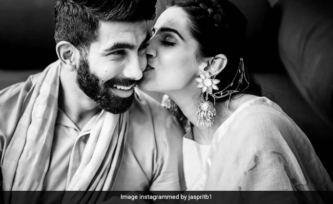 Jasprit Bumrah अपनी पत्नी के बर्थडे पर हुए रोमांटिक, फोटो शेयर कर बोले- 'रोज मेरा दिल चुरा लेती हो'