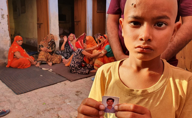 अलीगढ़ जहरीली शराब कांड : 22 मौतों के यूपी सरकार के दावे को BJP सांसद ने ही झुठलाया