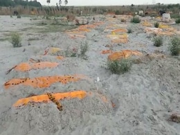 UP के उन्नाव में भयावह मंज़र! गंगा किनारे दफनाए गए शवों के पास लगा जानवरों का जमावड़ा UP के उन्नाव में भयावह मंज़र! गंगा किनारे दफनाए गए शवों के पास लगा जानवरों का जमावड़ा