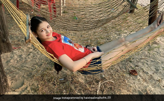 हर्षाली मल्होत्रा ने शेयर की समंदर किनारे की तस्वीर, फैंस बोले- मास्क लगाने का ज्ञान दे रही थीं अब..