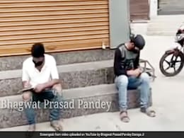 लॉकडाउन में बाहर घूम रहे थे दो लड़के, दरोगा जी ने दी अनोखी सजा, बोले- 'अभी तो पार्टी शुरू हुई है' - देखें Video लॉकडाउन में बाहर घूम रहे थे दो लड़के, दरोगा जी ने दी अनोखी सजा, बोले- 'अभी तो पार्टी शुरू हुई है' - देखें Video