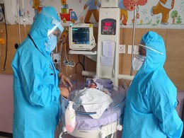 हैदराबाद : 1 किलोग्राम वजन के साथ पैदा हुई बच्ची ने दी कोरोना को मात हैदराबाद : 1 किलोग्राम वजन के साथ पैदा हुई बच्ची ने दी कोरोना को मात