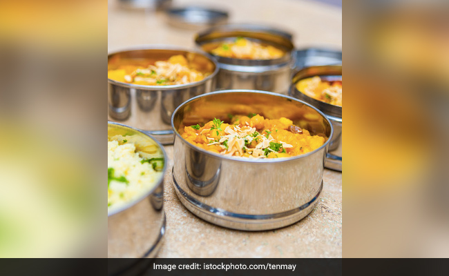 COVID-19 के मरीजों को अस्पताल पहुंच रोज Free में खाना खिलाती है यह लड़की, बोलीं- 'उन्हें हमारी जरूरत है'