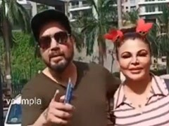 राखी सावंत भूलीं सालों पुरानी दुश्मनी, मीका मिले तो पैर छूकर बोलीं- ये तो मेरे दोस्त हैं...देखें Video