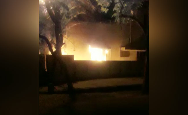 धू-धू कर जल रहा था फ्लैट, भीतर फंसे बुज़ुर्ग और बेटे को जान की बाज़ी लगाकर बचाया पुलिस के जवानों ने - देखें VIDEO