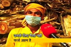 कोरोना में जोखिम उठाकर काम में लगे हुए हैं लोग कोरोना में जोखिम उठाकर काम में लगे हुए हैं लोग