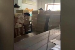 Around 100 Oxygen Concentrators Seized From Delhi's Popular Khan Market Around 100 Oxygen Concentrators Seized From Delhi's Popular Khan Market