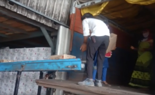 मध्‍य प्रदेश : बिना परमिट शराब बेचने और परिवहन के मामले में दो फैक्‍टरियों पर प्रशासन ने मारा छापा