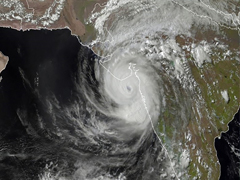 Cyclone Tauktae: भयंकर तूफान 'ताउते' ने गुजरात तट को किया पार, कमजोर हो रहा है चक्रवात