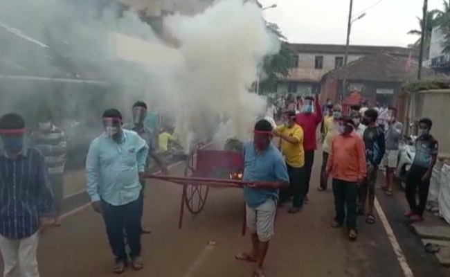 कोरोना भगाने का यह कैसा तरीका!, बीजेपी MLA ने किया हवन, उसे ट्राली में रखकर शहर में घुमाया