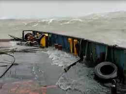 Cyclone Tauktae: टगबोट वरप्रदा के 17 मई को समंदर में डूबने से पहले का VIDEO आया सामने Cyclone Tauktae: टगबोट वरप्रदा के 17 मई को समंदर में डूबने से पहले का VIDEO आया सामने