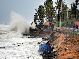 Cyclone Tauktae:विकराल बन चुका तूफान ताउते कुछ ही घंटों में पहुंचेगा गुजरात, कर्नाटक में 6 मरे Cyclone Tauktae:विकराल बन चुका तूफान ताउते कुछ ही घंटों में पहुंचेगा गुजरात, कर्नाटक में 6 मरे