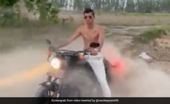 शर्टलेस नवदीप सैनी ने Harley Davidson बाइक से धूल उड़ाते हुए किया स्टंट, देखें Video