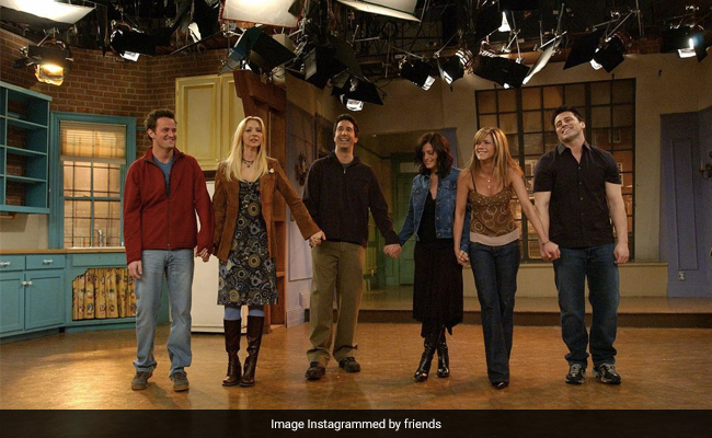 6 Conversation Starters To Find The Perfect Match For A <i>Friends</i> Date