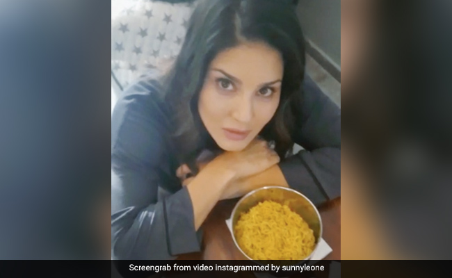 Maggi खाने में  नाकाम Sunny Leone को आया गुस्सा, फिर खुशबू सुंघकर चलाया काम