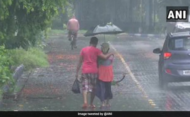 Cyclone Yaas : तूफानी हुआ समंदर, बंगाल और ओडिशा में हुई भारी बारिश, तस्वीरों में देखें हालात
