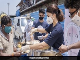 जैकलीन फर्नांडीज ने जरूरतमंद लोगों को खिलाया खाना, बोलीं- इससे शांति की शुरुआत होती है- देखें Photos जैकलीन फर्नांडीज ने जरूरतमंद लोगों को खिलाया खाना, बोलीं- इससे शांति की शुरुआत होती है- देखें Photos