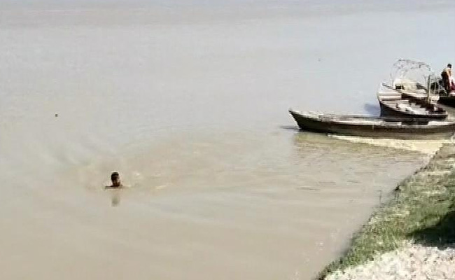 यूपी के गांवों में कोविड वैक्सीनेशन बना चुनौती, स्वास्थ्य विभाग की टीम देखकर नदियों में कूदे लोग