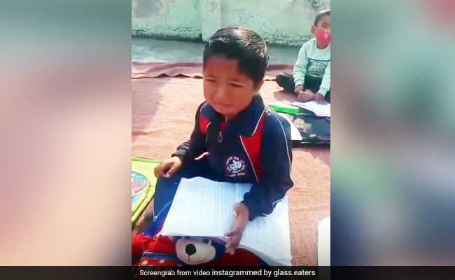 हाथ में किताब लेकर फूट-फूटकर रोया बच्चा, टीचर से बोला- 'रोज पढ़कर-पढ़कर दिमाग खराब हो गया' - देखें मजेदार Video