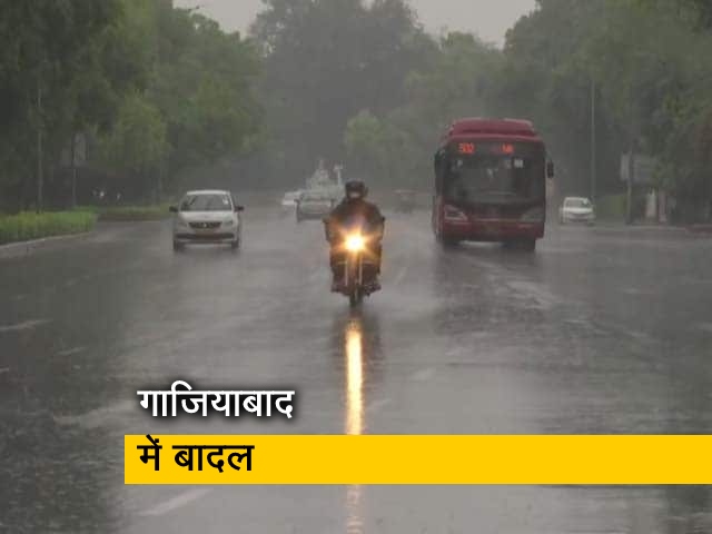 दिल्ली में बारिश, तेज हवाएं चलने के आसार