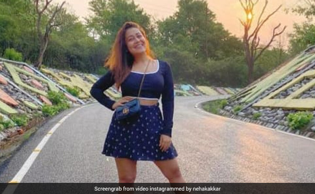 Neha Kakkar ने ऋषिकेश के हसीन नजारों के बीच यूं खिंचवाई फोटो, पति रोहनप्रीत ने किया कमेंट- सुबह-सुबह भी तू…