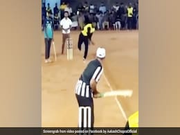 गेंदबाज ने डाली ऐसी रहस्यमयी स्विंग, पीछे से अंदर घुसी गेंद, देखकर आकाश चोपड़ा भी हैरान - देखें Viral Video गेंदबाज ने डाली ऐसी रहस्यमयी स्विंग, पीछे से अंदर घुसी गेंद, देखकर आकाश चोपड़ा भी हैरान - देखें Viral Video