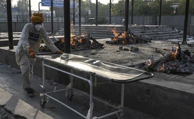 कोविड की दूसरी लहर का कहर: 25 दिनों में करीब एक लाख मौतें