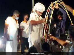 95 फीट गहरे बोरवेल में 16 घंटों तक फंसा रहा 4 साल का मासूम, शख्स ने देसी जुगाड़ से 25 मिनट में निकाला बाहर 95 फीट गहरे बोरवेल में 16 घंटों तक फंसा रहा 4 साल का मासूम, शख्स ने देसी जुगाड़ से 25 मिनट में निकाला बाहर