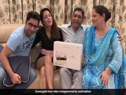 हिना खान को पिता की आई याद, शेयर किया थ्रोबैक वीडियो, फैंस भी हुए इमोशनल हिना खान को पिता की आई याद, शेयर किया थ्रोबैक वीडियो, फैंस भी हुए इमोशनल