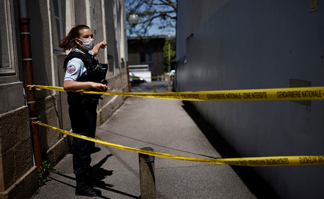 Policewoman Injured In French Knife Attack, Suspect Dies After Shootout