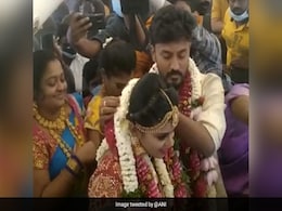 बीच हवा में शादी ने बढ़ाई मुश्किल, कपल ने चार्टर्ड प्लेन में रचाया था विवाह, DGCA ने लिया एक्शन बीच हवा में शादी ने बढ़ाई मुश्किल, कपल ने चार्टर्ड प्लेन में रचाया था विवाह, DGCA ने लिया एक्शन