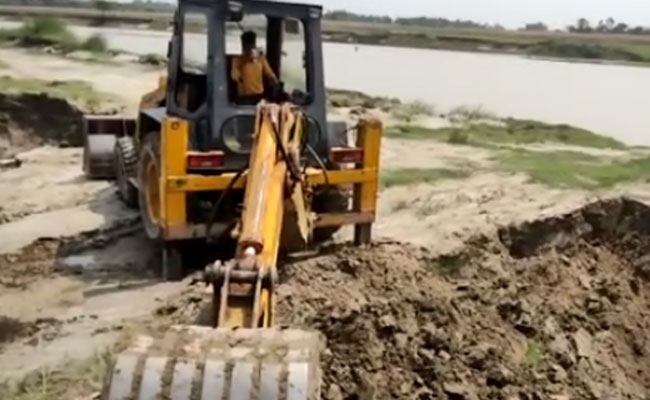 बिहार का बेरहम अस्पताल, COVID मरीज की मौत के बाद JCB के जरिये दफनाया शव