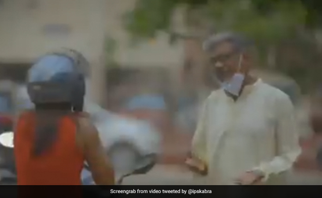 बिना मास्क लगाए रास्ते में जा रहे थे चाचा, फिर सामने से जा रही लड़की ने जो किया, वो देख आपको भी मिलेगी सीख - देखें Video