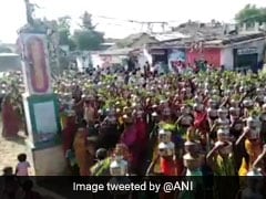 धार्मिक आयोजन में प्रार्थना के लिए निकलीं सैकड़ों महिलाएं, तो प्रकाश राज बोले- 'गो कोरोना गो...'