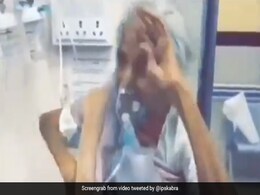 ऑक्सीजन मास्क लगाकर बुजुर्ग महिला ने किया धमाकेदार गरबा, IPS बोला- 'हम पॉजीटिव तो कोरोना निगेटिव' - देखें Video ऑक्सीजन मास्क लगाकर बुजुर्ग महिला ने किया धमाकेदार गरबा, IPS बोला- 'हम पॉजीटिव तो कोरोना निगेटिव' - देखें Video