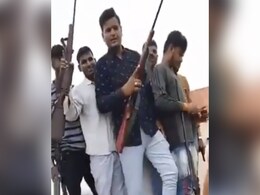 VIDEO: मध्य प्रदेश में कोरोना कर्फ्यू के बीच बर्थडे पार्टी, भीड़ जुटाने के लिए हुई 'शोले' की शूटिंग, लहराए हथियार VIDEO: मध्य प्रदेश में कोरोना कर्फ्यू के बीच बर्थडे पार्टी, भीड़ जुटाने के लिए हुई 'शोले' की शूटिंग, लहराए हथियार