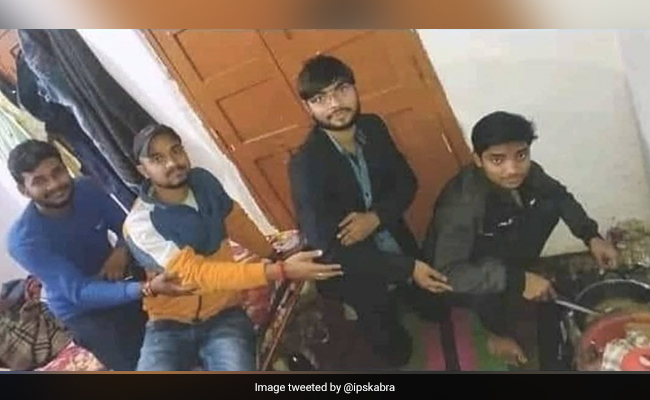 शख्स कढ़ाई में बना रहा था खाना, तीन दोस्त कुछ ऐसे कर रहे थे उसकी मदद, IPS बोला- ‘दोस्त हमेशा मदद करते हैं’