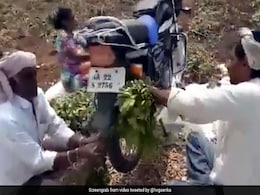 किसानों ने पौधों से मूंगफली निकालने के लिए बाइक से किया ऐसा जुगाड़, हर्ष गोयनका भी हो गए फैन - देखें Video किसानों ने पौधों से मूंगफली निकालने के लिए बाइक से किया ऐसा जुगाड़, हर्ष गोयनका भी हो गए फैन - देखें Video