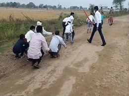 शादी में जुटी 500 से ज्यादा की भीड़, बारातियों को करनी पड़ गई 'मेंढक कूद', Video आया सामने शादी में जुटी 500 से ज्यादा की भीड़, बारातियों को करनी पड़ गई 'मेंढक कूद', Video आया सामने