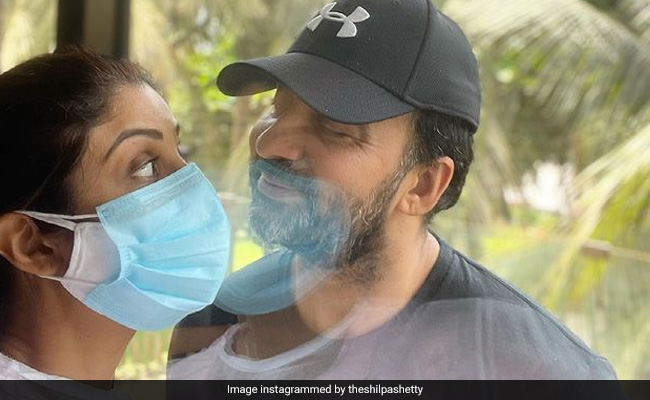 शीशे के आर-पार नजर आए Shilpa Shetty और Raj Kundra, फोटो शेयर कर एक्ट्रेस बोलीं- कोरोना प्यार है