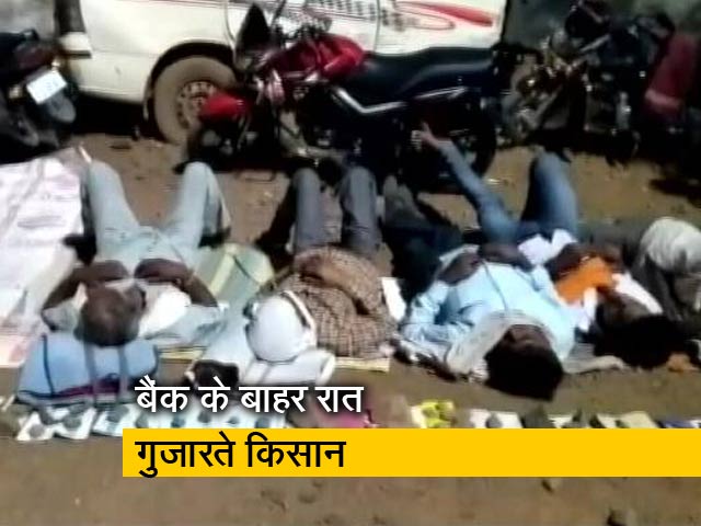 मध्य प्रदेश: बैंकों के बाहर किसानों का पहरा, पासबुक के लिए लगती है लाइन