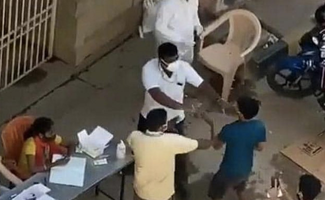 Video:बेंगलुरु में कोविड टेस्ट के लिए लड़के पर थप्पड़-घूंसों की बरसात, अधिकारी ने मांगी माफी