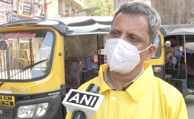 मुंबई स्कूल के ये टीचर बने ऑटो रिक्शा ड्राइवर, कोरोना मरीजों को दे रहे हैं मुफ्त सेवा
