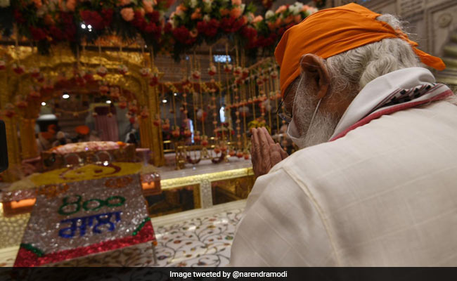 PM Modi Pays Tribute To Guru Teg Bahadur At Delhi's Sis Ganj Gurudwara On 400th <i>Parkash Purab</i>