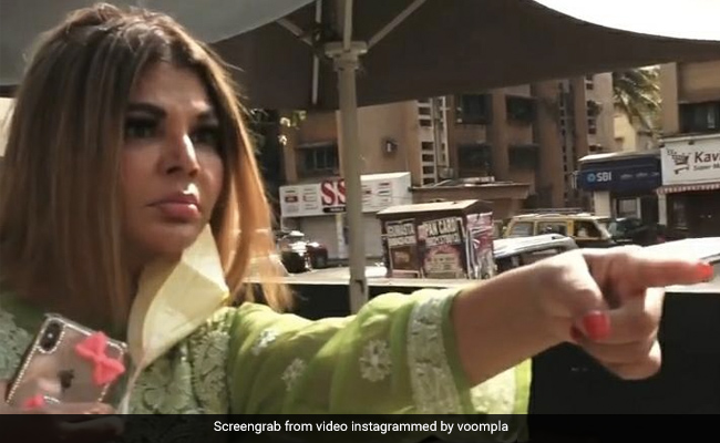 राखी सावंत ने राह चलते लोगों से कहा ‘ऐ मास्क लगा’, यूजर्स बोले- पहले खुद तो पहन लो...देखें Video