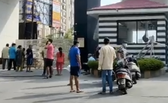 कोरोना संकट: देर रात रिवर हाइट्स सोसायटी सील, अचानक एक्शन से लोगों को हो रही परेशानी