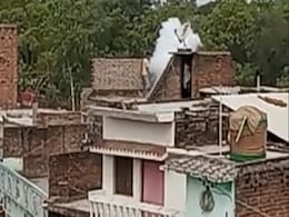 VIDEO: यूपी में पंचायत चुनाव के बाद हिंसा, बाराबंकी में घरों की छतों से फेेंके गए हथगोले, 8 घायल VIDEO: यूपी में पंचायत चुनाव के बाद हिंसा, बाराबंकी में घरों की छतों से फेेंके गए हथगोले, 8 घायल
