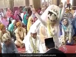 दूल्हा बोला कबूल है, सुनते ही खुशी के मारे उछलकर डांस करने लगी दुल्हन, फिर किया कुछ ऐसा, हैरान रह गए लोग- देखें Video दूल्हा बोला कबूल है, सुनते ही खुशी के मारे उछलकर डांस करने लगी दुल्हन, फिर किया कुछ ऐसा, हैरान रह गए लोग- देखें Video